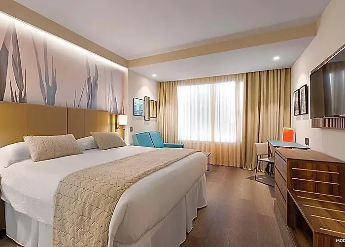 Отель Riu Plaza